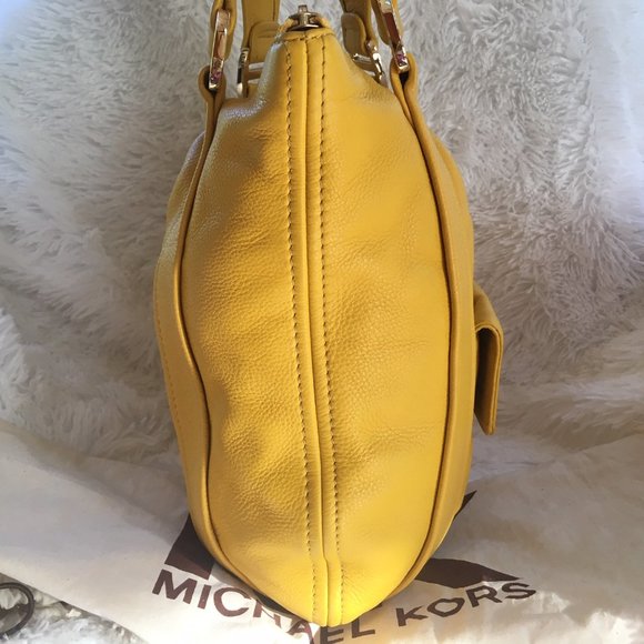 Michael Kors Large Yellow Leather Handbag - Picture 4 of 16